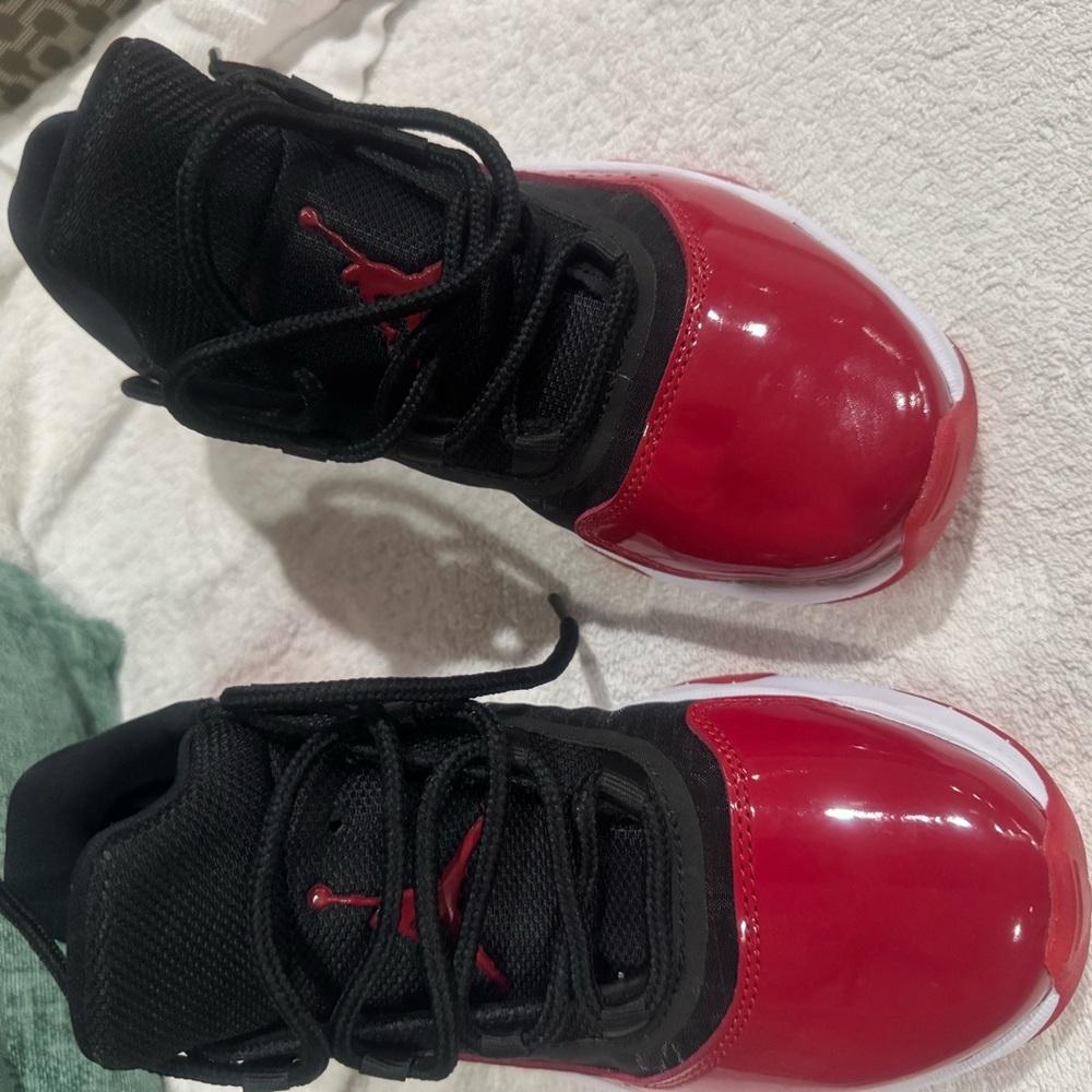 NWT Nike Jordan Women’s Black and Red Basketball Sneakers size 6.5